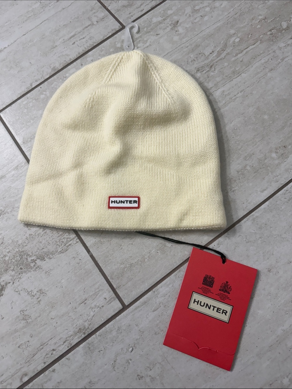 Hunter Ivory Knit Beanie with Red Logo Patch nwt .. authentic ..o/s
